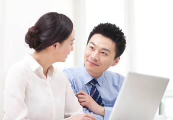 Obraz premium Businessman and businesswoman discussing working on computer