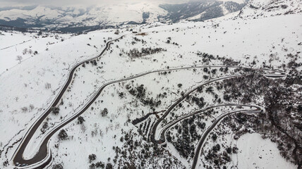 Obraz premium Curves of the northern road in winter with snow perfect for motorcycles