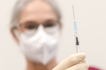 Eine Ärztin bereitet eine Impfung vor