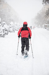 Persona caminando por la nieve sobre una calle de Madrid