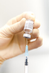 Ein Impfstoff wird aufgezogen bevor er verabreicht wird
