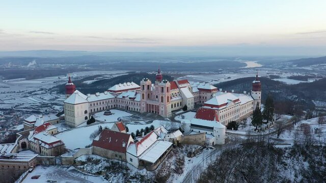 Stift G&ouml;ttweig in der Wachau im Winter. Wundersch&ouml;nes Geb&auml;ude und ber&uuml;hmte Sehensw&uuml;rdigkeit in Nieder&ouml;sterreich mit Schnee.