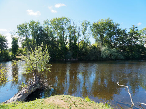 Les Gorges de la Sioule en amont du pont d'Ebreuil RD998 en Allier. R&eacute;gion Auvergne-Rh&ocirc;ne-Alpes