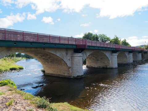 Le pont d'Ebreuil sur la Sioule en amont. Depuis la berge en aval. Rd998 entre Gannat et Lalizolle entre Allier et Puy-de-D&ocirc;me en Auvergne
