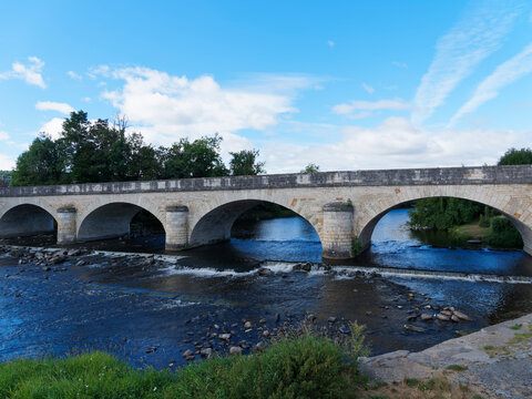 Le pont d'Ebreuil sur la Sioule vu depuis la berge en aval. Passage sur le Rd998 entre Gannat et Lalizolle entre Allier et Puy-de-D&ocirc;me en Auvergne