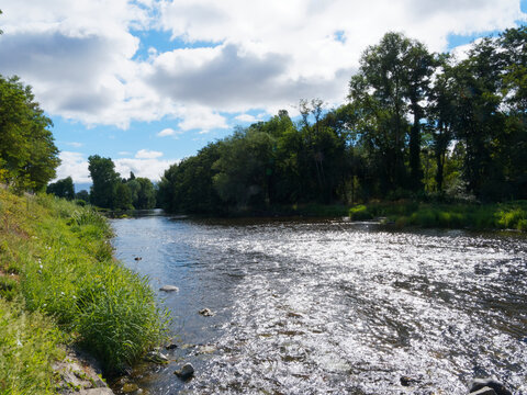 Le cours de la Sioule en aval du pont d'Ebreuil RD998 limite entre Allier et Puy-de-D&ocirc;me. R&eacute;gion Auvergne-Rh&ocirc;ne-Alpes