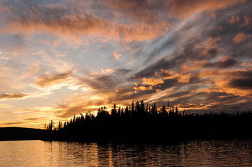 Au&szlig;ergew&ouml;hnlich sch&ouml;ner  Sonnenuntergang am Frenchmen Lake, Yukon, Kanada