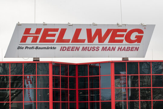 B&uuml;nde Deutschland - 10. Januar 2021: Hellweg Baumarkt Beschilderung, Gesch&auml;ft f&uuml;r Baumaterialien, Gartenm&ouml;bel, Bad und Sanit&auml;r