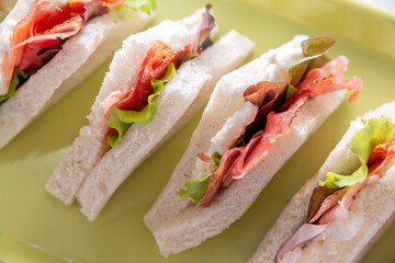 Tramezzini imbottiti con prosciutto, formaggio e insalata fresca