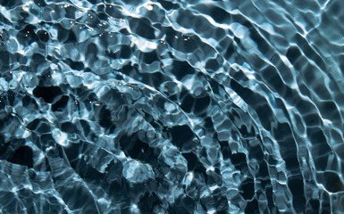 Agua en movimiento ideal para fondo o textura