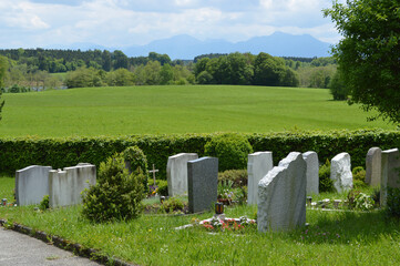 Friefhof in Bayern mit schönem Panorama Landschaft 