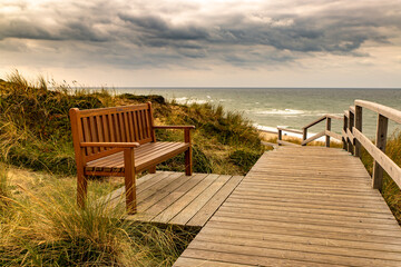 leere Bank an Promenade am Meer