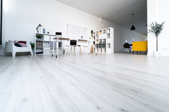 Clean interior of white-painted&Ocirc;&oslash;&Omega;minimalist&Ocirc;&oslash;&Omega;office
