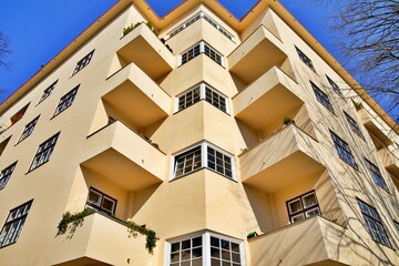 Hausecke mit Balkonen 