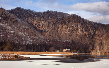 casa de madera en la montaña con un lago