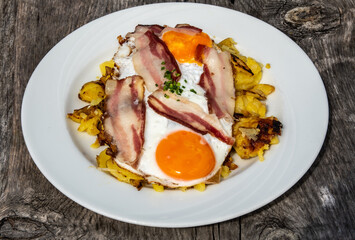 Eggs, bacon and roasted potatoes: this is the dish of the alpine hiker.