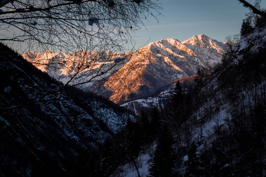 Tramonto sulle cime innevate