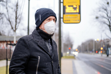 Mann mit FFP2 Maske wegen Corona Maskenpflicht im öffentlichen Nahverkehr in Deutschland Sachsen...
