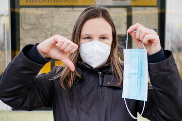 Frau mit FFP2 Maske wegen verschärfter Corona Maskenpflicht im öffentlichen Nahverkehr in...