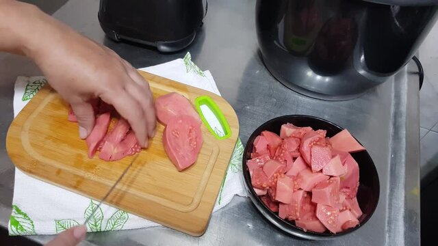 Guayaba picada para una ensalada saludable