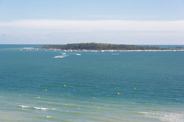 Paisaje de playa en Punta del Este, Uruguay con vista de Isla Gorriti