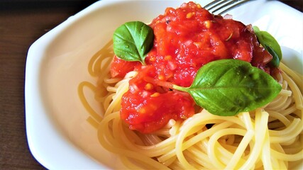 トマトソースとバジルのパスタ