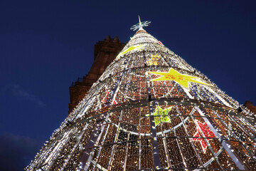 Lichterkegel mit Sternen  vor der Kathedrale von Malaga