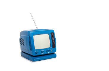 Aparato retro de televisión con radio de color azul, con algo de polvo y aislado sobre fondo blanco con espacio de copia. - obrazy, fototapety, plakaty