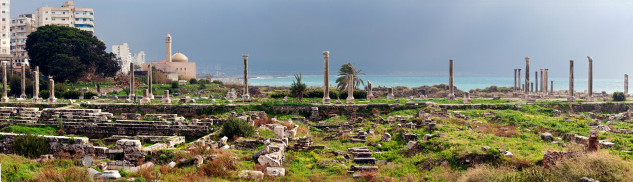 Al Mina ruins, mosque in background