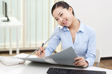 Portrait of a business woman using telephone