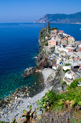 Bunte Häuser an der Küste von Vernazza im Cinque Terre Nationalpark