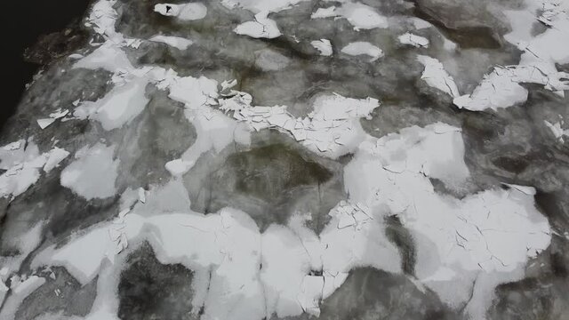 vue a&eacute;rienne des glaces sur la mer