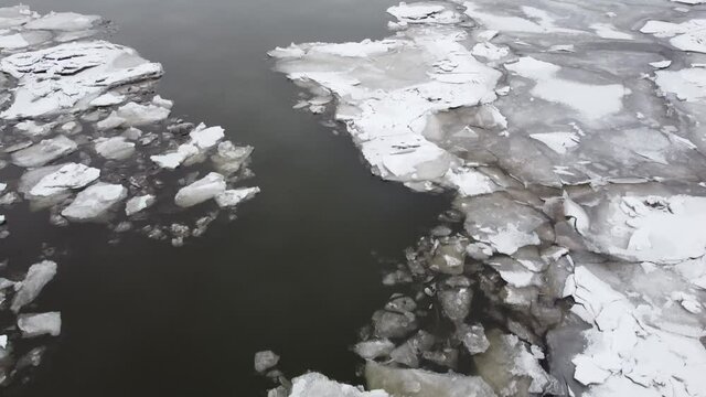vue a&eacute;rienne des glaces sur la mer
