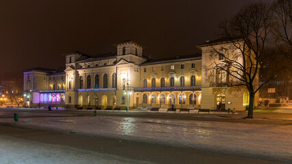 Fototapeta na wymiar Night view of Old Spa House in Krynica Zdroj