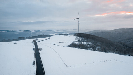 Lever de soleil et panorama au drone paysage de campagne Luxembourg en hiver avec neige