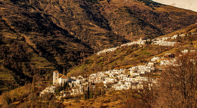 Panor&aacute;mica de los pueblos de Bubi&oacute;n y Capileira en La Alpujarra (Granada)