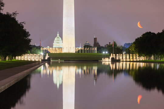 USA, Washington DC, Washington Monument reflecting in Lincoln Memorial Reflecting Pool at night