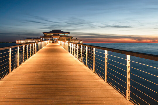 Germany, Schleswig-Holstein,¬†Timmendorfer¬†Strand,¬†Teahouse¬†at end of coastal pier at dawn