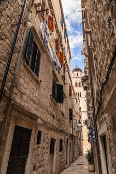Croatia, Dubrovnik, Narrow alley in old town 