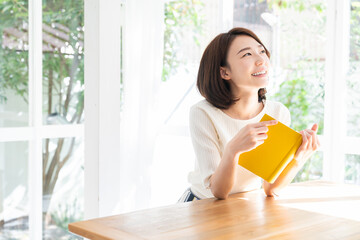 本を読む女性