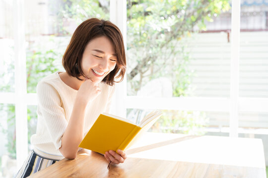 本を読む女性