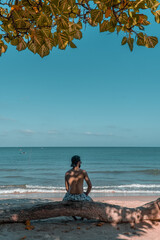 Joven admirando las olas del mar 