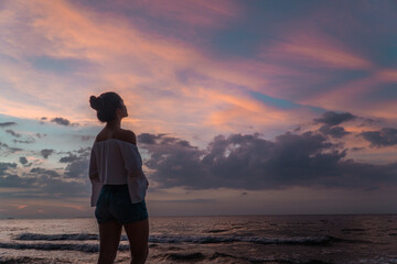 Mujer mirando el cielo con unos colores espectaculares