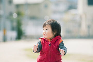 見上げる男の子