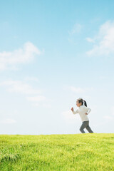 草原を走る女の子