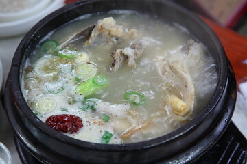 代表的な韓国料理、参鶏湯（サムゲタン）