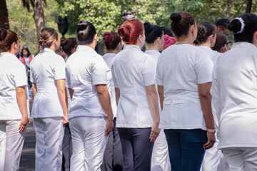 grupo de enfermeras formadas en un parque al aire libre en un día soleado y calido