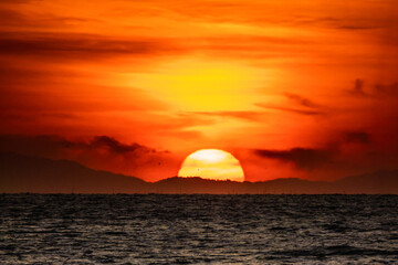 Fototapeta na wymiar Beautiful of sunrise over the mountain and sea.
