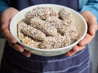 한국의 전통음식 유과, 한과, 여자손 
