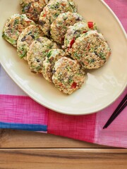 한국의 음식 동그랑땡과 간장과 김치 
